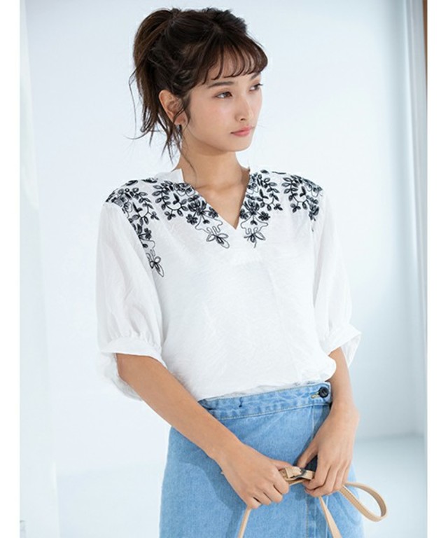 エンブロイダリーブラウス