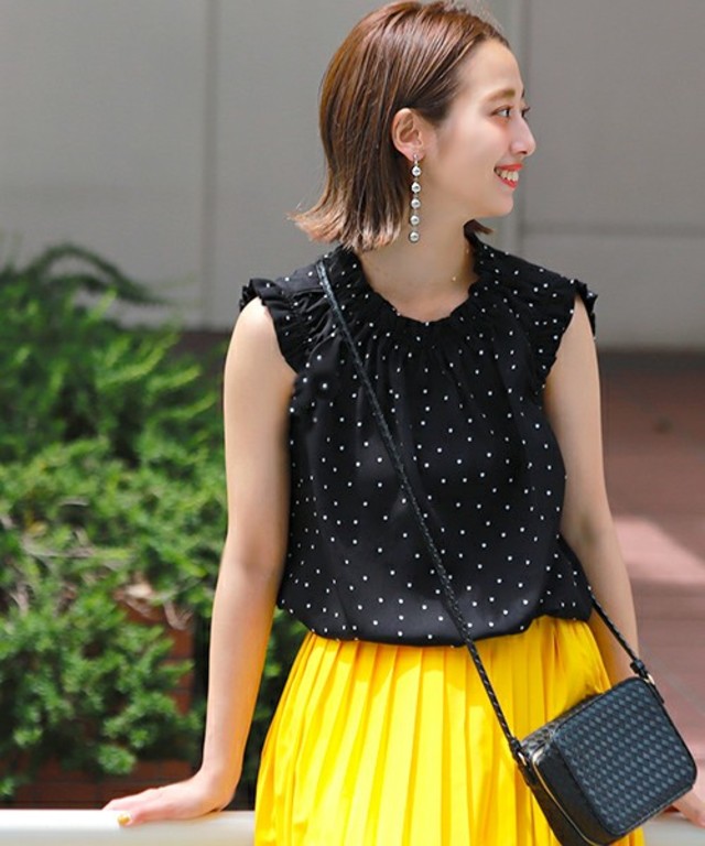 ドット柄ノースリーブフリルブラウス