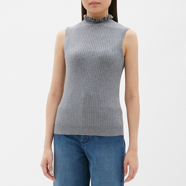 フリルネックセーター