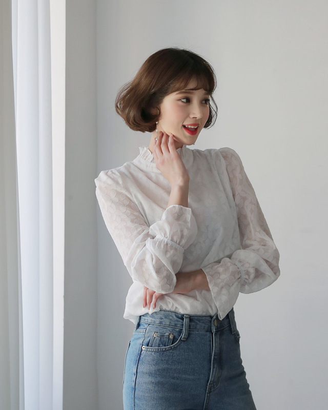 フリルネックパターンシアーブラウス