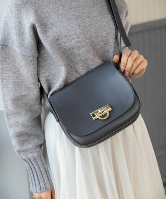 リングモチーフフラップポシェット