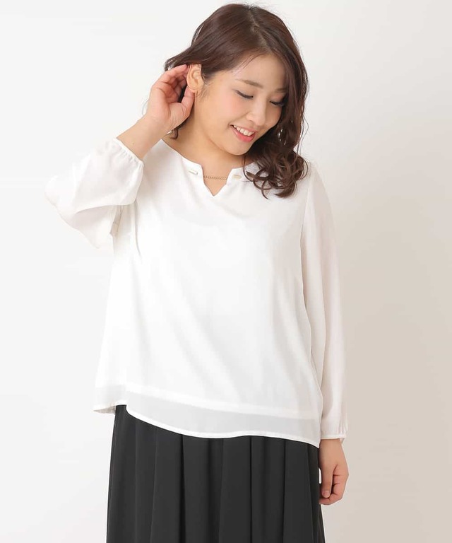 【大きいサイズ】襟ぐりチェーンゴールドブラウス