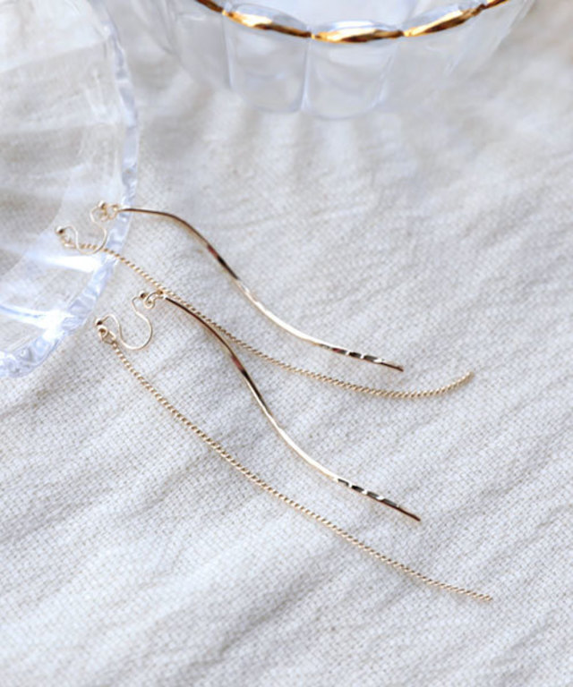 ウェーブバー＆ロングチェーンイヤリング
