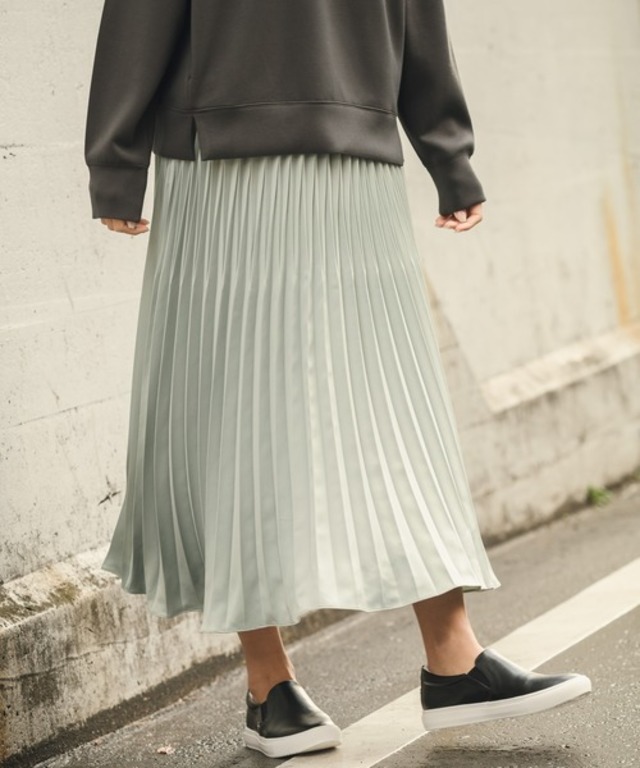 サテンプリーツスカート