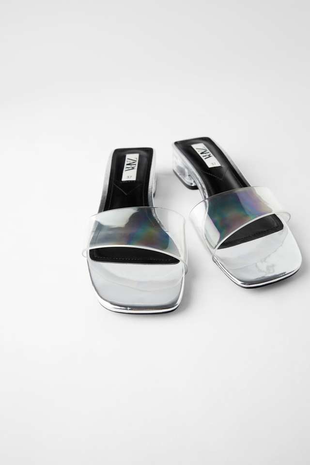 ビニールストラップ付きシルバーミッドヒールサンダル