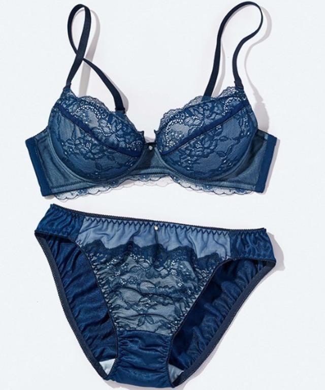ぷるるん谷間のノンワイヤーブラ＆ショーツセット