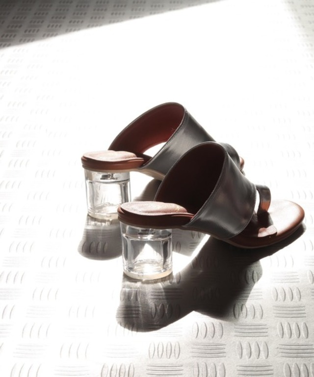 親指トングのクリアヒールサンダル