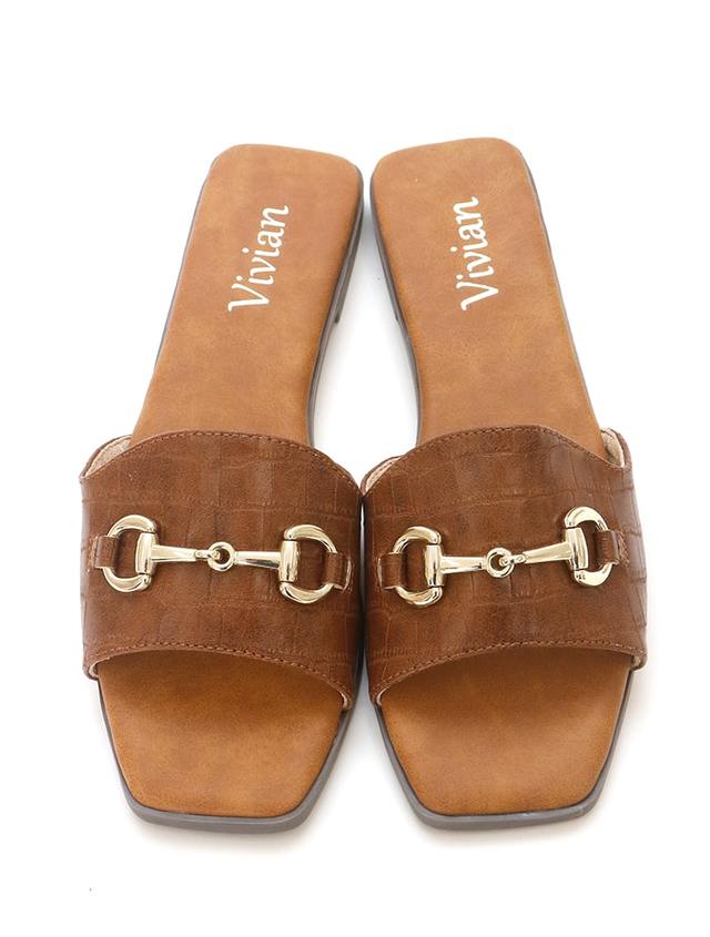 スクエアトゥビット付きフラットサンダル