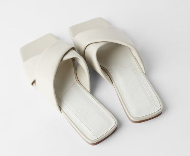 キルティング仕上げフラットレザーサンダル