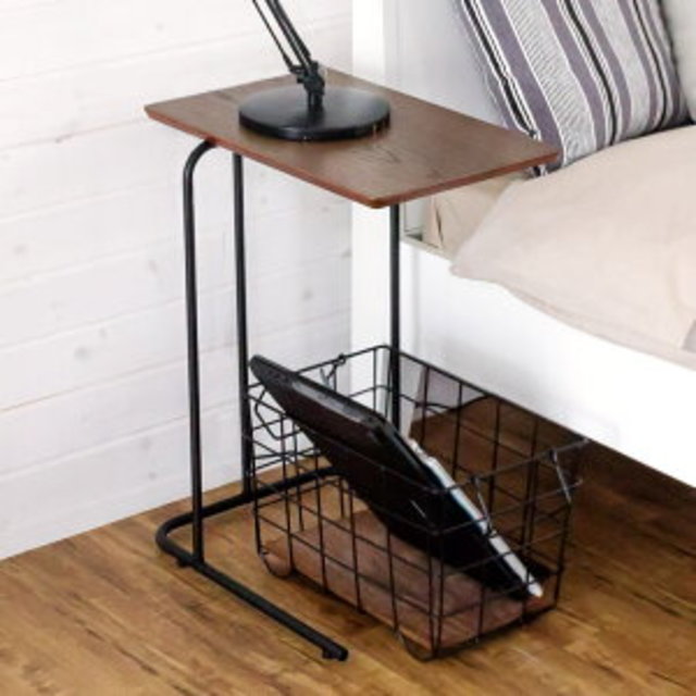 ベッドサイドテーブル