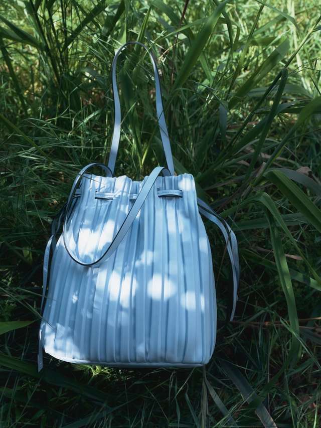 プリーツ加工入りバケットバッグ