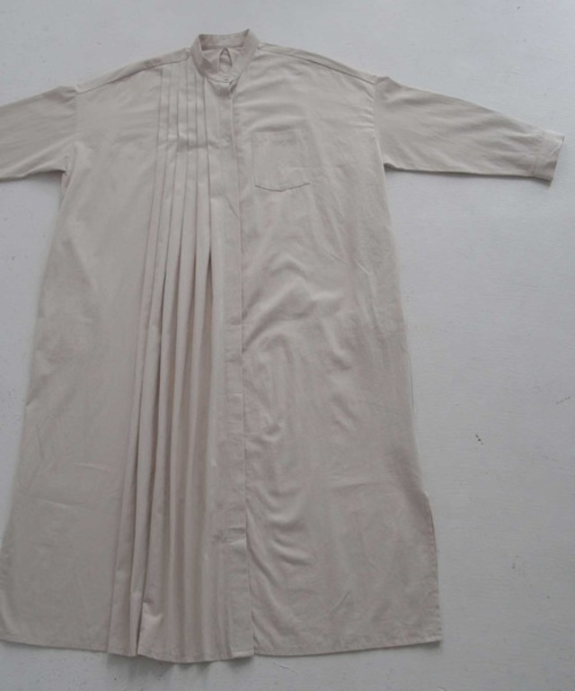 クラシックな表情が作られるタックプリーツ。タックシャツワンピ