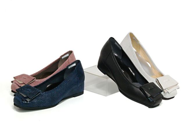 モチーフウェッジパンプス