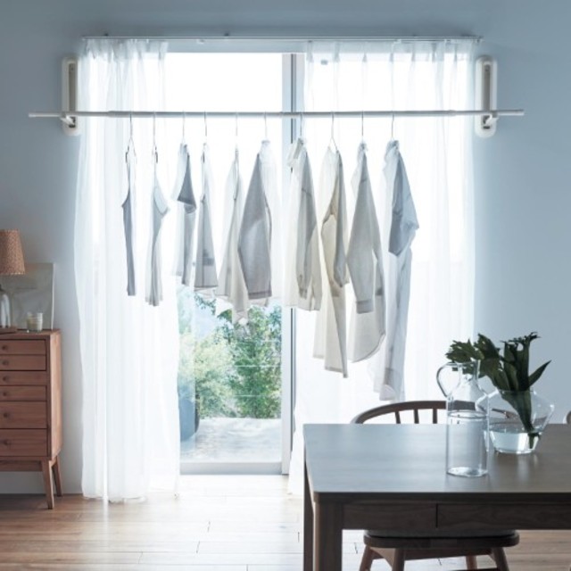 浮かせて干す！ピンで設置できる「壁付け物干し」