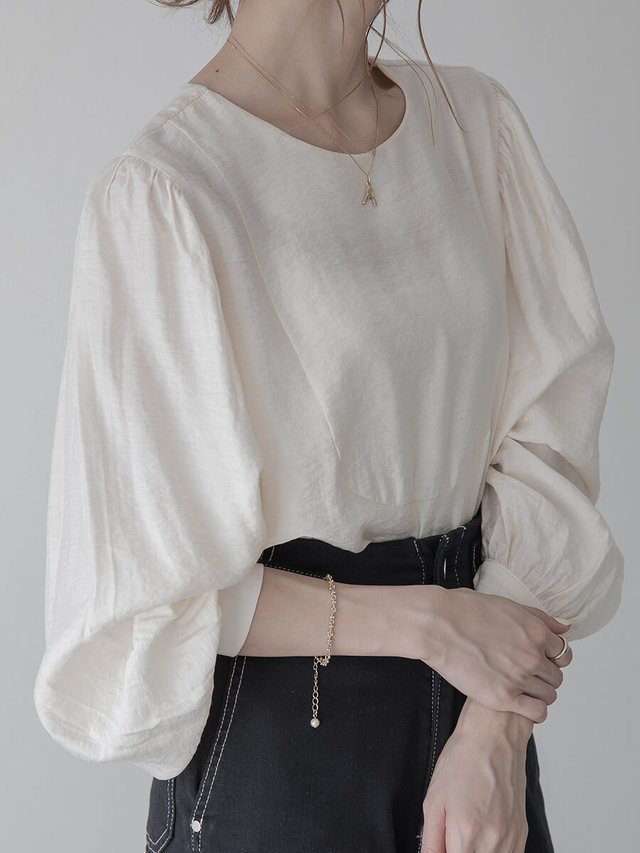 コンシャススリーブパールブラウス