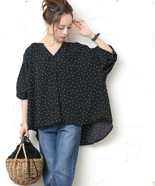 ドット柄バルーンスリーブキーネックブラウス