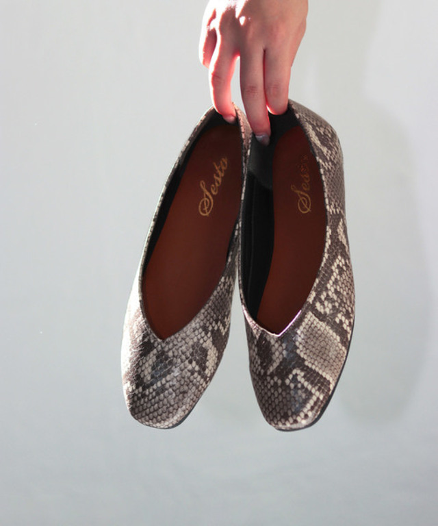 Vカットバブーシュパンプス