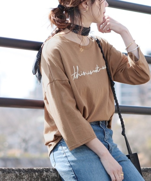ゆったりシルエット 筆記体 刺繍ロゴTシャツ