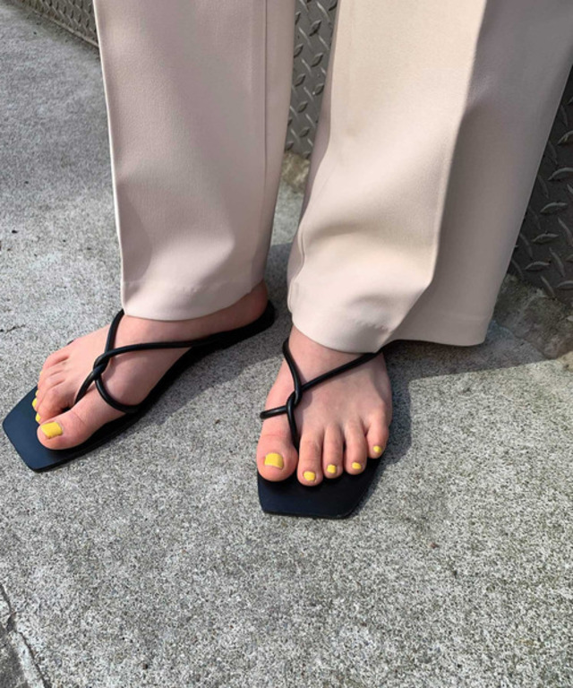 via j(ヴィアジェイ) クロス紐ペタサンダル