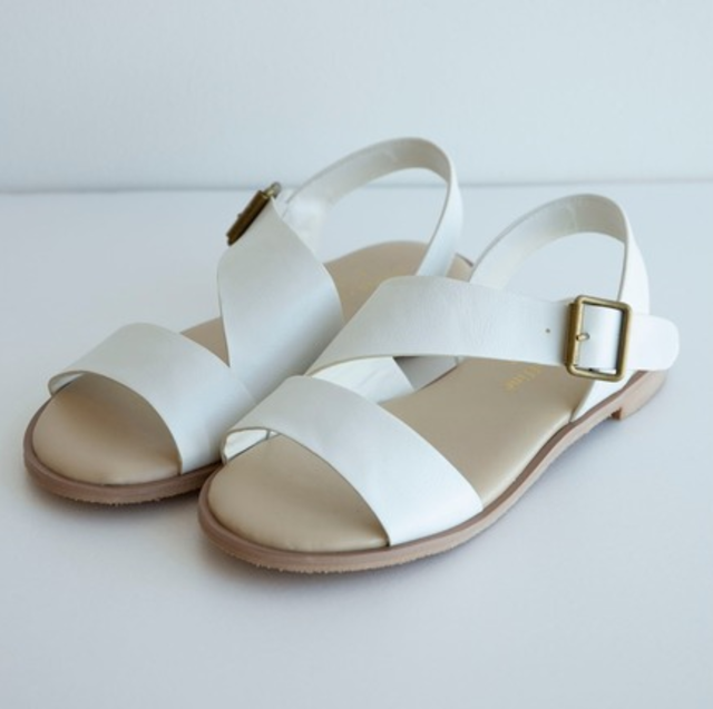 斜めストラップサンダル