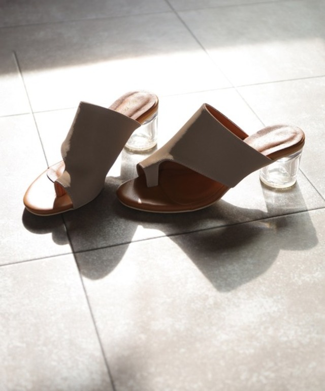 親指トングのクリアヒールサンダル
