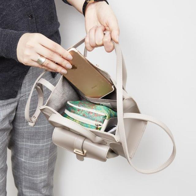 スクエア型のきれいめミニバッグ