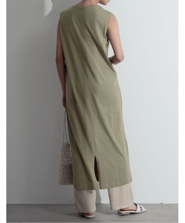 バックスリットノースリーブワンピース