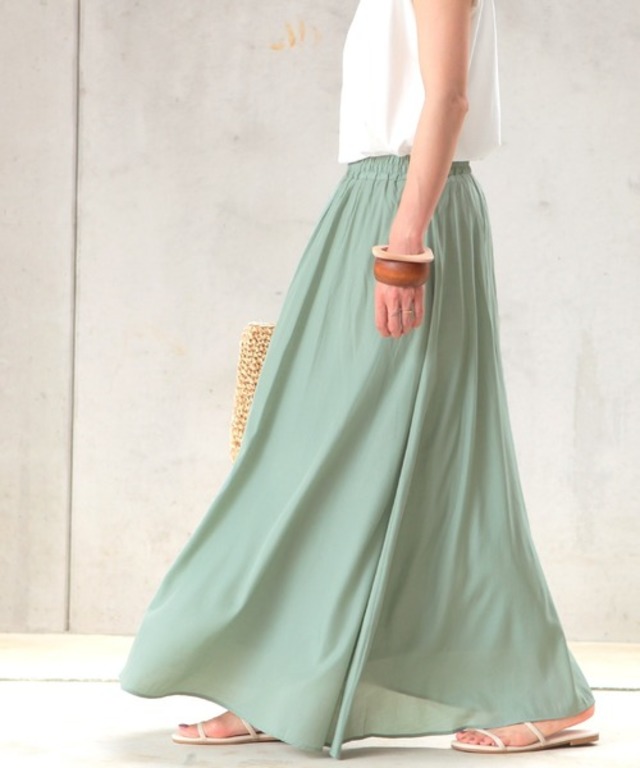サテンフレアスカート