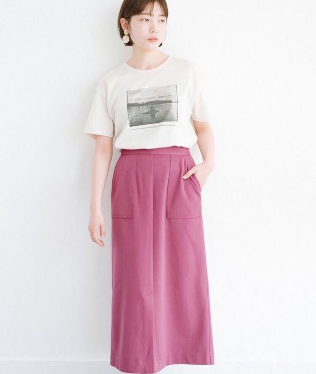 スリットが女っぽいセミタイトスカート