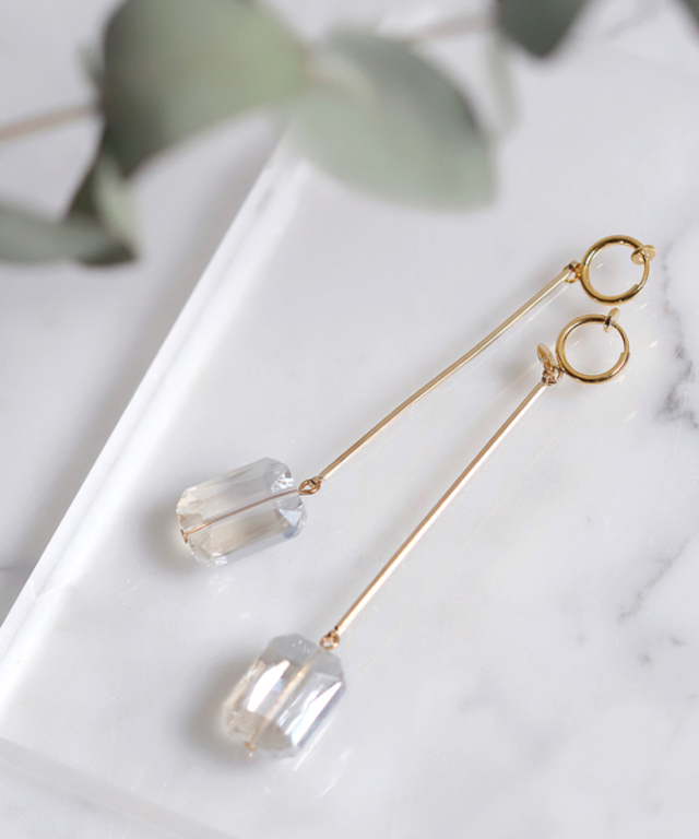 スクエアビジューが揺れるロングイヤリング