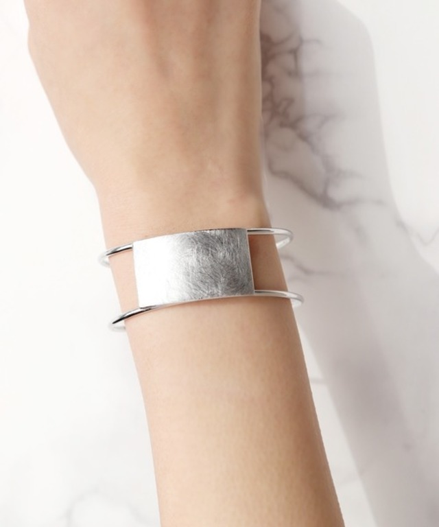 特殊ライン加工のワイドバングル