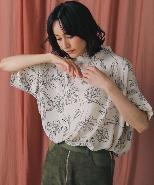 アソート柄ロールネックブラウス