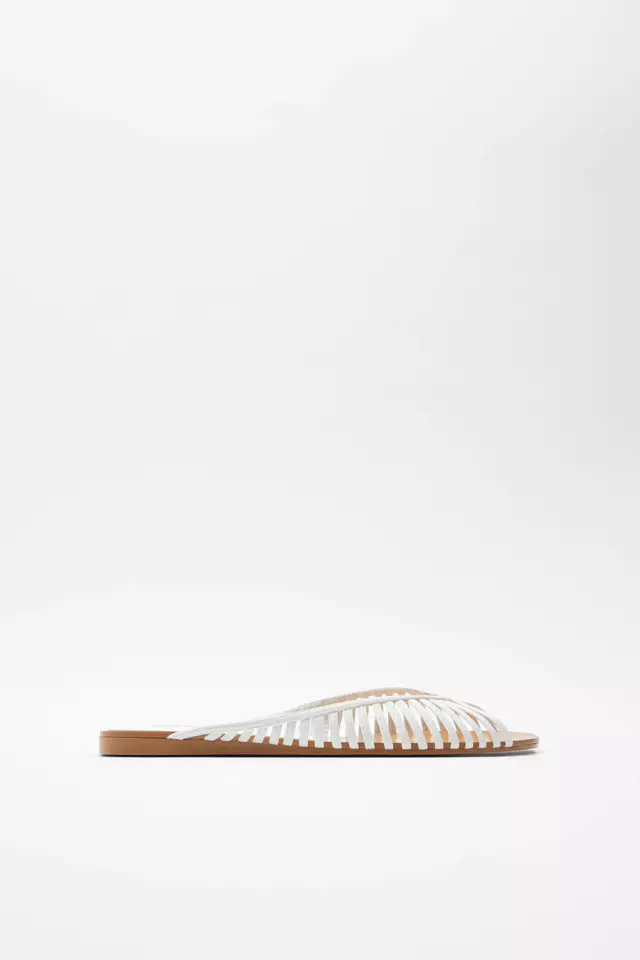 細幅ストラップ付きフラットサンダル