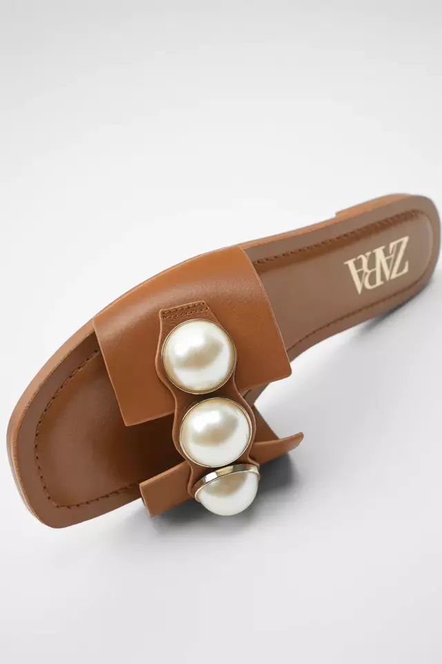 パール付きレザーフラットサンダル