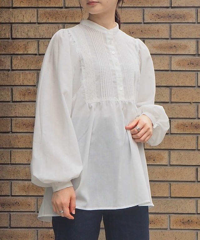 タック入りバンドカラーレースブラウス