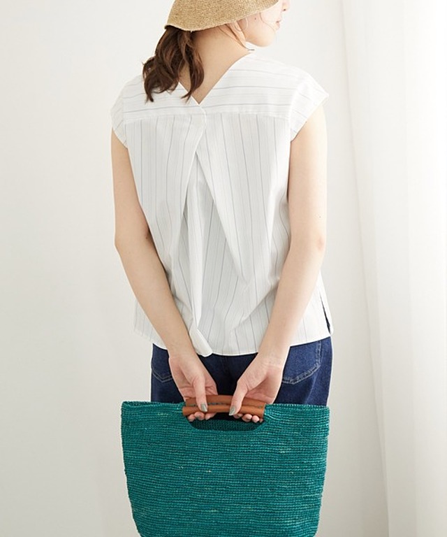 バックタックブラウス