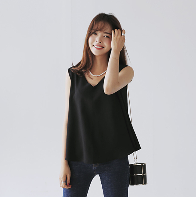 Vネッククロップドフレアブラウス