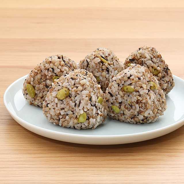 もち麦ごはんの枝豆塩昆布おにぎり ４００ｇ（８０ｇ×５個）