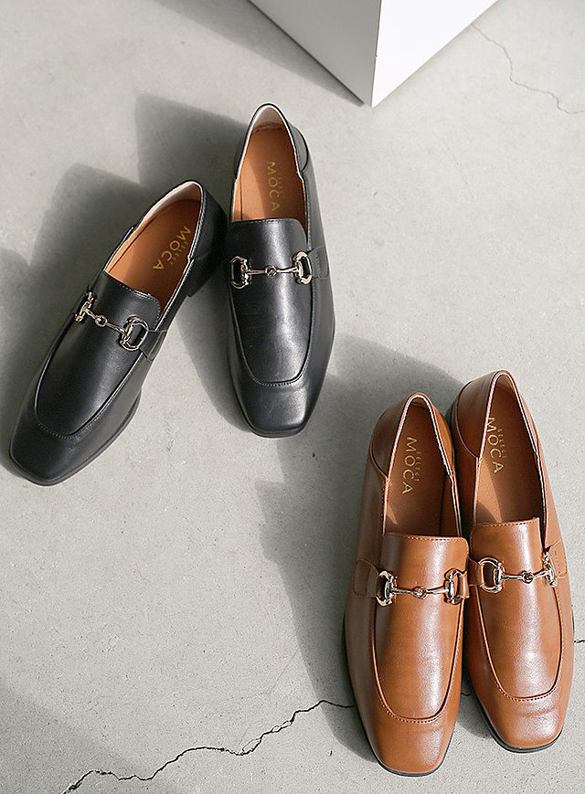 柔らかく履きやすいフェイクレザーゴールドビット付きローファー