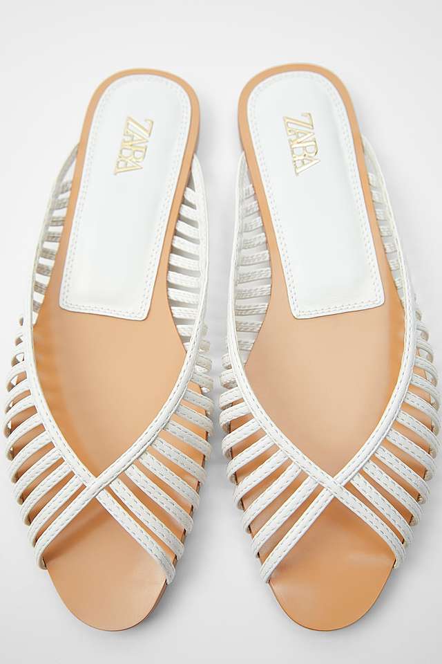 細幅ストラップ付きフラットサンダル