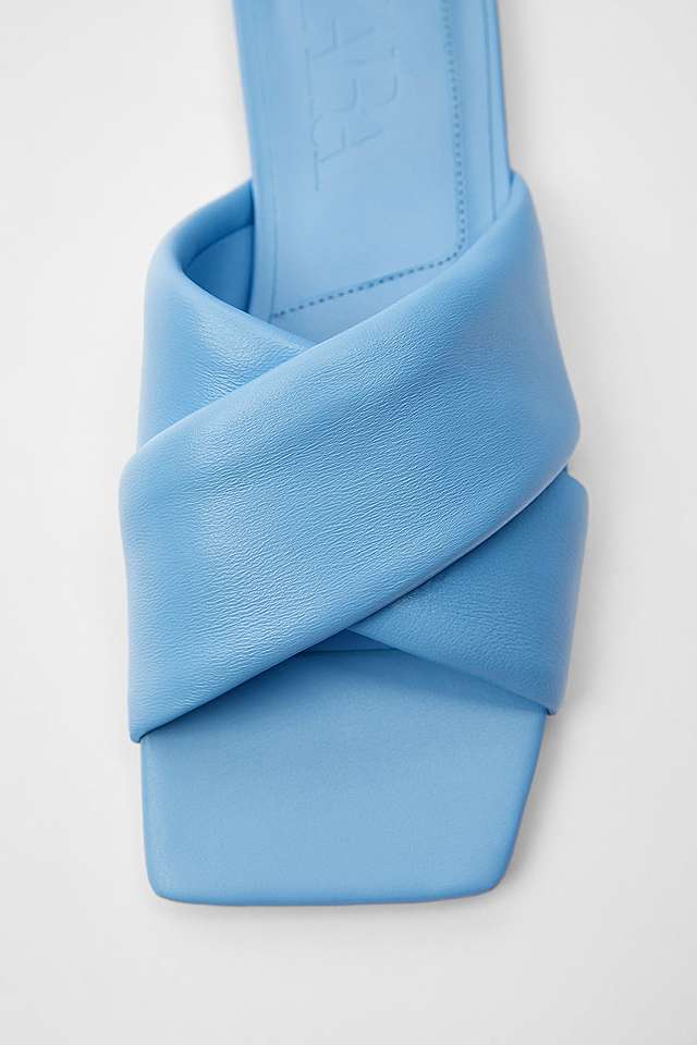 キルティング仕上げフラットレザーサンダル