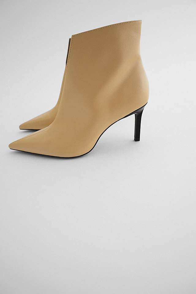 ポインテッドトゥ レザーハイヒールアンクルブーツ