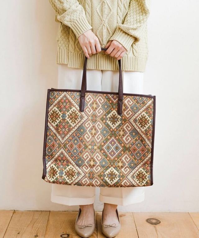 あれもこれも入っちゃう！コーデのポイントになって普段にも旅行にも使えるトートバッグ