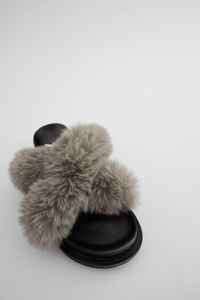 フェイクファーフラットプラットフォームサンダル