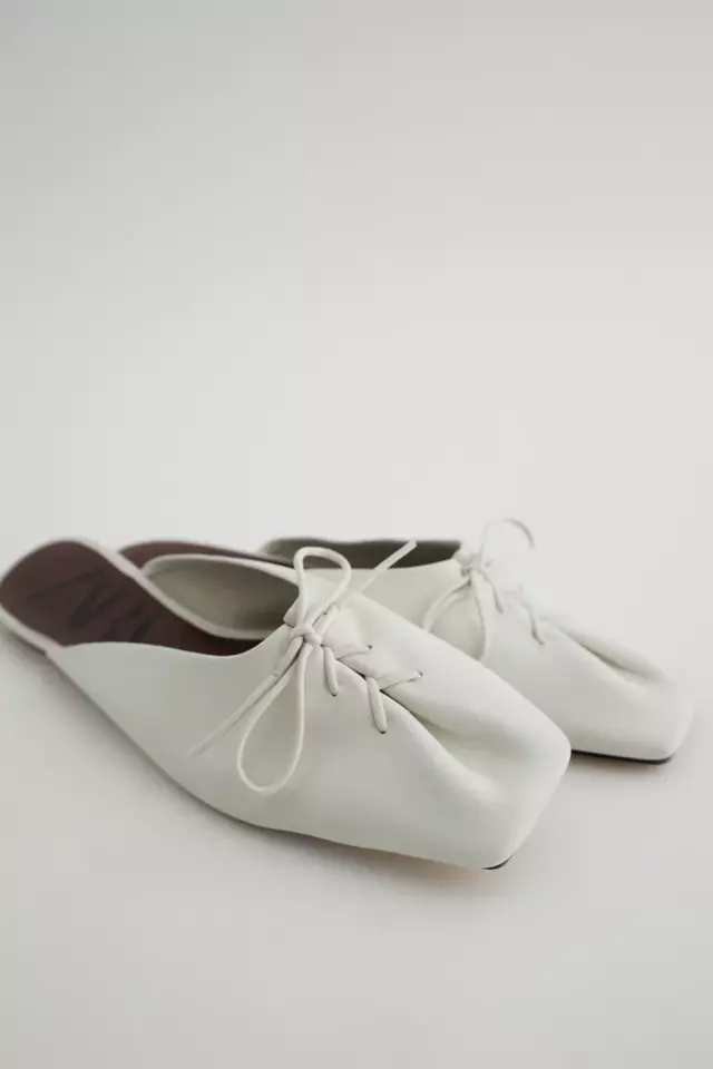 リボンディテール付きフラットリアルレザーミュール