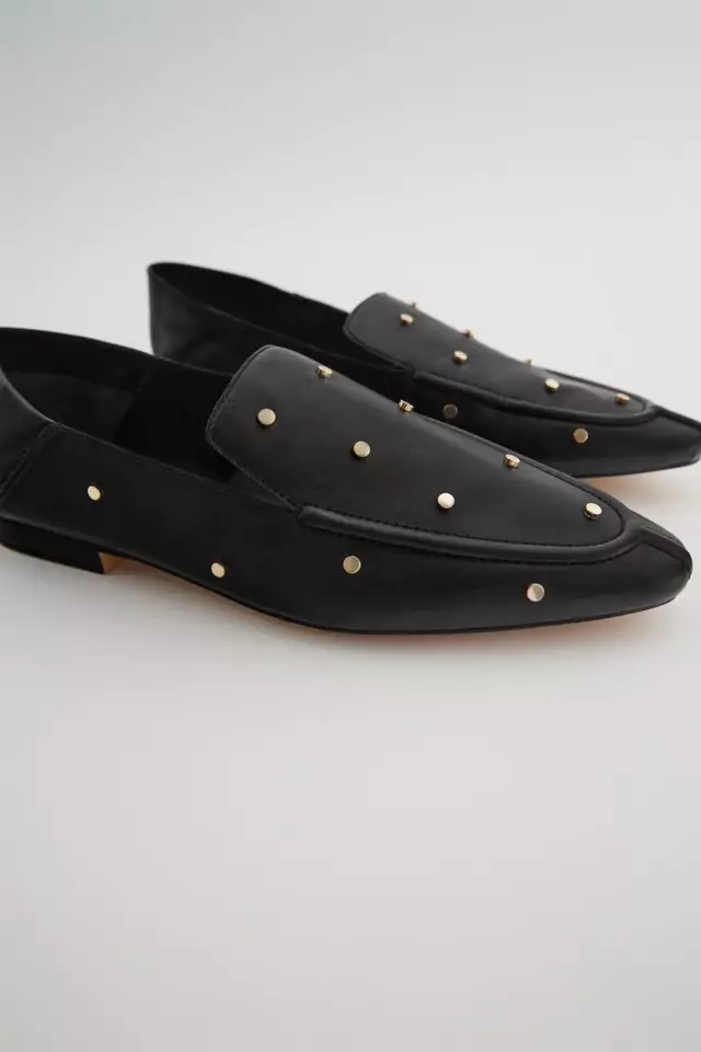 スタッズ付きソフトリアルレザーローファー