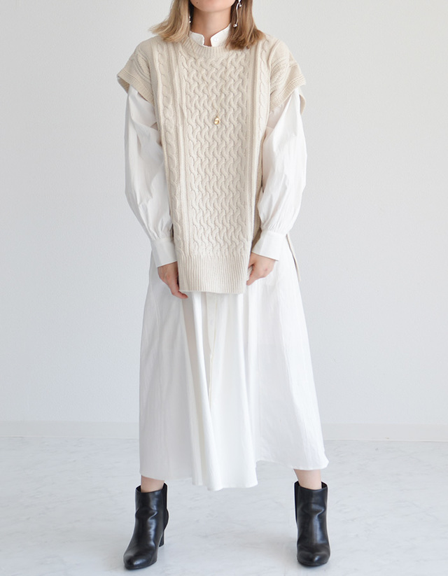 ケーブル編みニットベスト