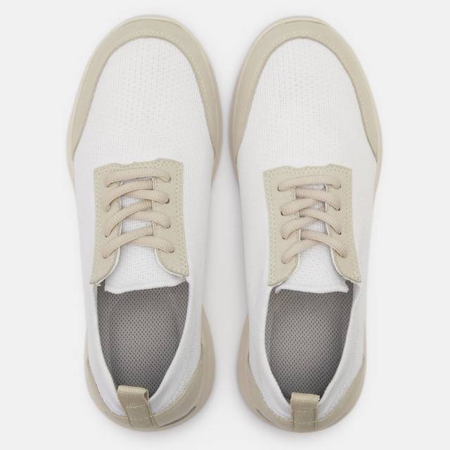 踵の衝撃を吸収するスニーカー