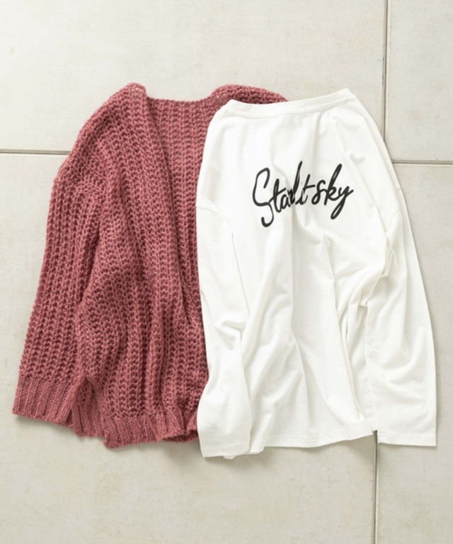 ざっくりカラーニット×バックロゴTシャツ