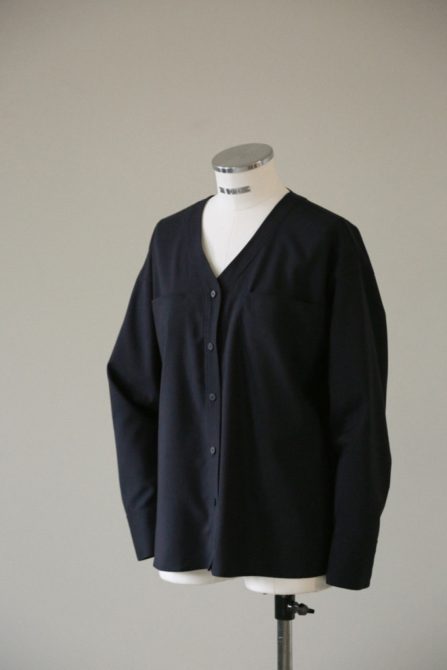 Metal Button v-neck tops